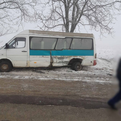 Accident la Briceni. Un microbuz cu pasageri a ajuns intr-un sant, dupa ce a fost lovit de un alt automobil. Doua persoane - transportate la spital - FOTO