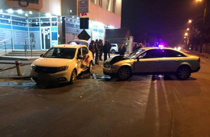 Un taximetrist a ajuns la spital, dupa ce s-a lovit cu alt automobil - FOTO