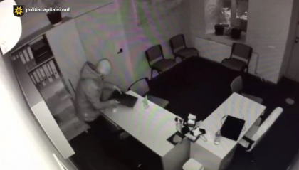 Momentul in care un tanar fura tot ce poate dintr-un liceu din capitala - VIDEO Momentul in care un tanar fura tot ce poate dintr-un liceu din capitala - VIDEO