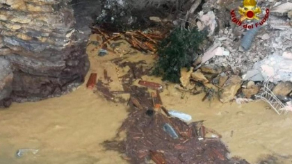 Imagini teribile in Italia, unde o alunecare de teren a aruncat in mare 200 de sicrie - GALERIE FOTO