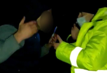 S-a luat la bataie cu politistii de frontiera. Scandal intre oamenii legii si cativa moldoveni, dupa ce masina in care se aflau a fost stopata: "-Domnule, prezentati documentele! -Da eu te bag pe tine, ... - Precis?" - VIDEO S-a luat la bataie cu politistii de frontiera. Scandal intre oamenii legii si cativa moldoveni, dupa ce masina in care se aflau a fost stopata: "-Domnule, prezentati documentele! -Da eu te bag pe tine, ... - Precis?" - VIDEO