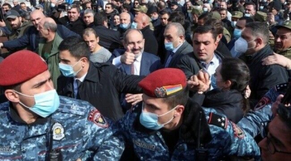 Tensiuni la cote maxime in Armenia. Premierul cheama civilii in strada, dupa ce armata i-a cerut demisia Tensiuni la cote maxime in Armenia. Premierul cheama civilii in strada, dupa ce armata i-a cerut demisia