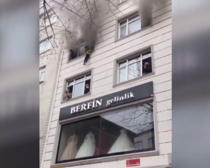 Imagini socante cu copii salvati din flacari in Istanbul - VIDEO