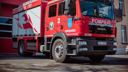 Apartament cuprins de flacari la Posta Veche. Doua echipaje de salvatori - la fata locului 