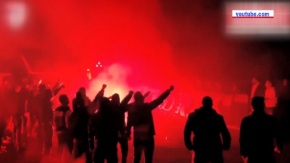 Suporterii lui Dinamo Bucuresti fac eforturi majore nu doar pentru a strange banii necesari obtinerii licentei pentru sezonul viitor, dar si-au facut timp sa-si incurajeze favoritii inaintea duelului Suporterii lui Dinamo Bucuresti fac eforturi majore nu doar pentru a strange banii necesari obtinerii licentei pentru sezonul viitor, dar si-au facut timp sa-si incurajeze favoritii inaintea duelului