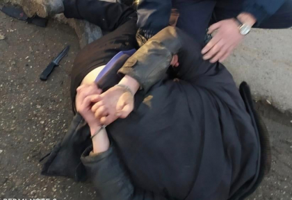 Un barbat beat, care avea si un comportament agresiv, a amenintat cu cutitul politistii si carabinierii, la Balti. Oamenii legii au folosit spray-ul lacrimogen si catusele