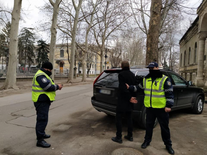 "Surpriza" pe care au avut-o doi politisti, pe o strada din capitala, atunci cand i-au spus unui barbat sa nu mearga pe sosea, ci pe trotuar: individul a fost incatusat imediat - FOTO "Surpriza" pe care au avut-o doi politisti, pe o strada din capitala, atunci cand i-au spus unui barbat sa nu mearga pe sosea, ci pe trotuar: individul a fost incatusat imediat - FOTO
