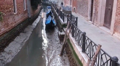 Venetia a ajuns in noroi, dupa ce canale au secat din cauza mareei joase - VIDEO