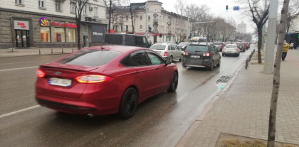 Atentie, soferi. Carosabilul este umed, iar drumul alunecos. In capitala se circula cu dificultate Atentie, soferi. Carosabilul este umed, iar drumul alunecos. In capitala se circula cu dificultate