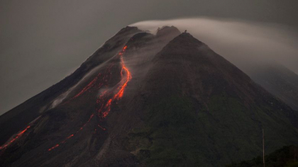 Doi vulcani au erupt in Indonezia pe insule diferite - FOTO/VIDEO Doi vulcani au erupt in Indonezia pe insule diferite - FOTO/VIDEO