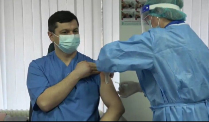 El este primul medic care s-a vaccinat in Moldova impotriva Covid-19 - GALERIE FOTO