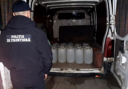 Un barbat a fost prins cu trei sute de litri de acool ce le transporta ilegal. Acesta a declarat ca le-a cumparat pentru consumul personal. Vezi ce risca