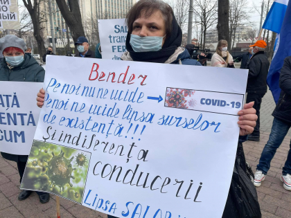 Angajatii Cailor Ferate din Moldova au protestat in fata Parlamentului si a Presedintiei: "Este un genocid. A ajuns cutitul la os" - VIDEO