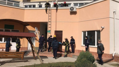 Tragedie in capitala. Un copil de doi ani a murit, dupa ce a cazut in gol de la etajul 9 al unui bloc de locuit din sectorul Buiucani