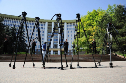 Politia a dat buzna in redactia NewsMaker. ONG-urile de media: „Este o sfidare a libertatii presei” Politia a dat buzna in redactia NewsMaker. ONG-urile de media: „Este o sfidare a libertatii presei”