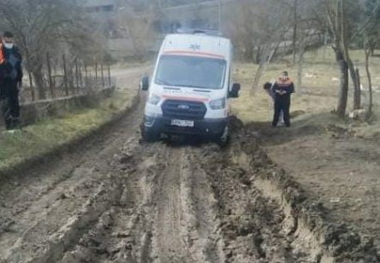 Ambulanta blocata in noroi la Soldanesti: "Pana ajunge salvarea la un bolnav dureaza ore foarte multe" - FOTO