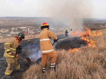 Pompierii au stins mai multe incendii de vegetatie, in ultimele 24 de ore - FOTO Pompierii au stins mai multe incendii de vegetatie, in ultimele 24 de ore - FOTO