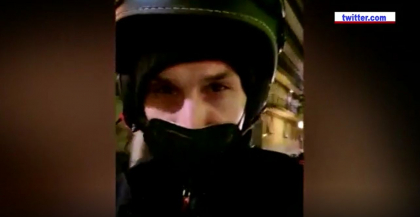 Suedezul Zlatan Ibrahimovic, care este unul dintre prezentatorii festivalului de muzica din Sanremo, Italia, a fost ajutat de un fan cu motocicleta sa ajunga la eveniment Suedezul Zlatan Ibrahimovic, care este unul dintre prezentatorii festivalului de muzica din Sanremo, Italia, a fost ajutat de un fan cu motocicleta sa ajunga la eveniment