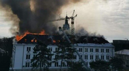 Arde Prefectura din Suceava. Valvataia a cuprins intreg acoperisul - VIDEO 