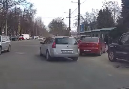 Un sofer din capitala a lovit o femeie care traversa strada regulamentar si a plecat mai departe. Momentul surprins de o camera de bord - VIDEO 