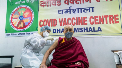 Dalai Lama s-a vaccinat impotriva Covid-19: Mai multi oameni trebuie sa aiba curaj sa faca aceasta injectie Dalai Lama s-a vaccinat impotriva Covid-19: Mai multi oameni trebuie sa aiba curaj sa faca aceasta injectie