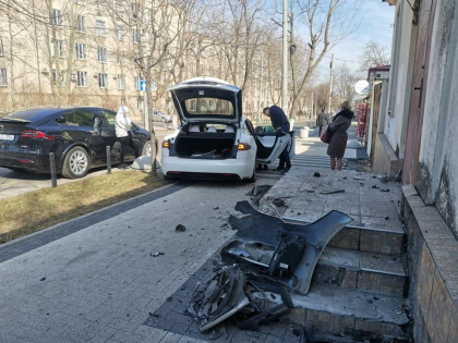Doua masini de lux au fost avariate in urma unui accident pe o strada din capitala. In urma impactului una a ajuns pe trotuar - FOTO Doua masini de lux au fost avariate in urma unui accident pe o strada din capitala. In urma impactului una a ajuns pe trotuar - FOTO