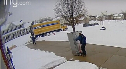 Un curier ghinionist a distrus un frigider in timp ce incerca sa il livreze - VIDEO 