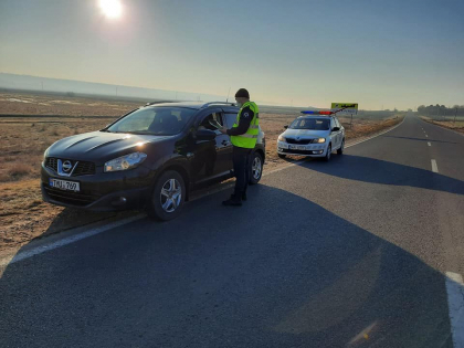 De 8 martie, politistii au dat flori in loc de amenzi - FOTO De 8 martie, politistii au dat flori in loc de amenzi - FOTO