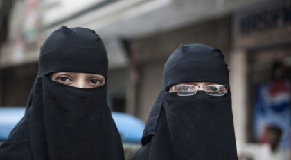 Elvetia a interzis acoperirea completa a fetei in public. Voalul islamic a devenit ilegal Elvetia a interzis acoperirea completa a fetei in public. Voalul islamic a devenit ilegal