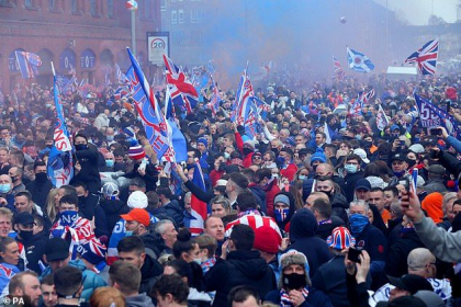 Petrecerea organizata de fanii lui Glasgow Rangers, echipa care a devenit campioana in Scotia, s-a incheiat cu arestari si conflicte. Suporterii s-au luat la bataie cu fortele de ordine - VIDEO
