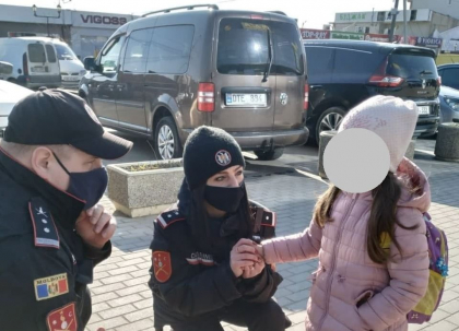 O minora, care era singura si plangea, surprinsa pe strazile orasului Comrat. Aceasta a spus ca mergea cu tatal sau spre gradinita, insa s-a ratacit - FOTO