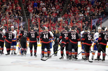 Jucatorii legitimati la gruparea Carolina Hurricanes sunt pe val in actualul sezon din NHL. Hocheistii din California au o serie de sase victorii consecutive in Divizia Centrala - VIDEO Jucatorii legitimati la gruparea Carolina Hurricanes sunt pe val in actualul sezon din NHL. Hocheistii din California au o serie de sase victorii consecutive in Divizia Centrala - VIDEO