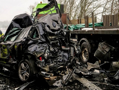 BMW X5 strivit intre camioane, trei morti in bolidul de lux, niciunul n-a putut fi inca identificat dupa accidentul din Germania BMW X5 strivit intre camioane, trei morti in bolidul de lux, niciunul n-a putut fi inca identificat dupa accidentul din Germania