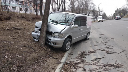 Accident pe o strada din capitala. Un Mercedes s-a izbit intr-un copac - FOTO Accident pe o strada din capitala. Un Mercedes s-a izbit intr-un copac - FOTO