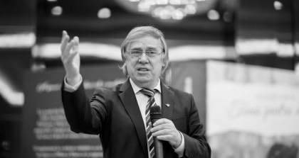 Deputatii au tinut un minut de reculegere in memoria scriitorului Nicolae Dabija, rapus din cauza complicatiilor provocate de Covid-19 Deputatii au tinut un minut de reculegere in memoria scriitorului Nicolae Dabija, rapus din cauza complicatiilor provocate de Covid-19