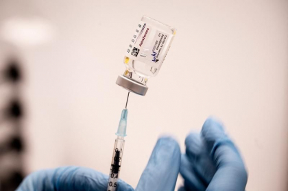 Irlanda suspenda vaccinarea cu AstraZeneca pe fondul controverselor privind cazurile de tromboza