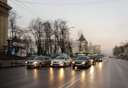 Atentie, soferi. Carosabilul este umed, iar pe alocuri se atesta ceata. In capitala se circula cu dificultate Atentie, soferi. Carosabilul este umed, iar pe alocuri se atesta ceata. In capitala se circula cu dificultate