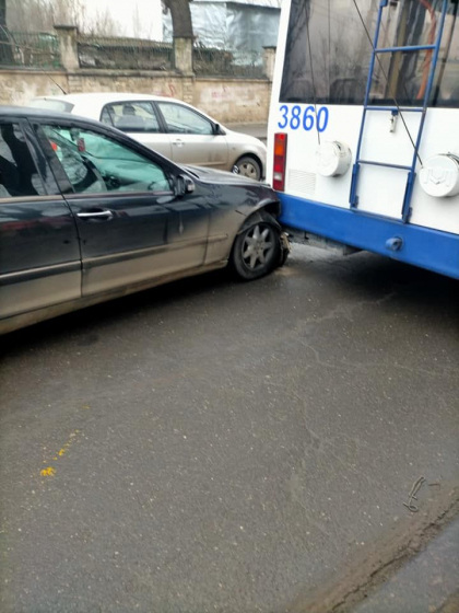 Accident pe o strada din capitala. Un Mercedes, condus de o soferita, s-a izbit intr-un troleibuz - FOTO Accident pe o strada din capitala. Un Mercedes, condus de o soferita, s-a izbit intr-un troleibuz - FOTO