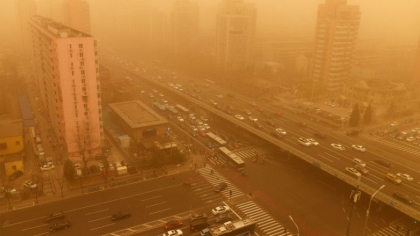 Furtunile de nisip au facut ravagii in nordul Chinei. Mai multe persoane au murit, 80 sunt date disparute, Beijingul a fost sufocat - VIDEO