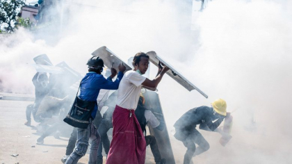 Manifestatiile din Myanmar, tot mai violente. Cel putin 38 de protestatari au fost ucisi duminica de politisti Manifestatiile din Myanmar, tot mai violente. Cel putin 38 de protestatari au fost ucisi duminica de politisti