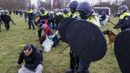 Protest violent la Haga. Mii de oameni au iesit in strada nemultumiti de restrictii, cu o zi inainte de alegerile legislative - FOTO Protest violent la Haga. Mii de oameni au iesit in strada nemultumiti de restrictii, cu o zi inainte de alegerile legislative - FOTO