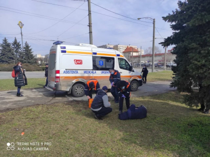 Un barbat ce zacea la pamant a fost ajutat de carabinieri. Acesta a fost transportat la spital pentru ingrijri medicale