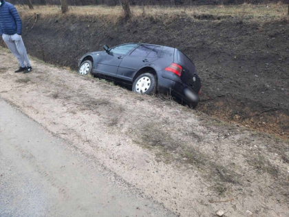Un barbat a ajuns la spital, dupa ce masina in care se afla a derapat de pe carosabil, la Hancesti - FOTO