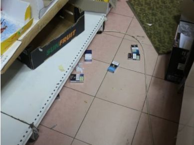 Doi tineri din Cantemir au spart un magazin si au furat tot ce au putut de acolo. Ce risca faptasii - FOTO Doi tineri din Cantemir au spart un magazin si au furat tot ce au putut de acolo. Ce risca faptasii - FOTO