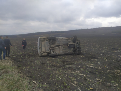 O soferita a ajuns la spital, dupa ce a pierdut controlul volanului si s-a rasturnat cu masina intr-un camp - FOTO O soferita a ajuns la spital, dupa ce a pierdut controlul volanului si s-a rasturnat cu masina intr-un camp - FOTO