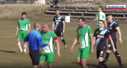 Spirite incinse la un meci de fotbal din Bulgaria. Un arbitru a fost agresat de cativa jucatori
