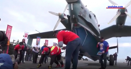 Un sportiv din Crimeea a reusit sa urneasca din loc un avion militar de peste 30 de tone Un sportiv din Crimeea a reusit sa urneasca din loc un avion militar de peste 30 de tone