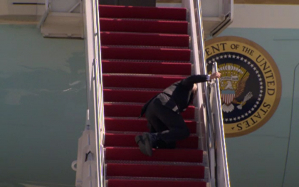 Joe Biden a cazut de 3 ori in timp ce incerca sa urce in avionul Air Force One