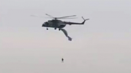 Un salt care putea fi fatal: Parasuta unui militar s-a agatat de elicopter la 2.000 de metri altitudine - VIDEO 