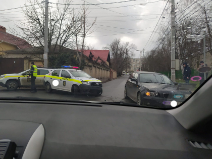 Accident cu implicarea unei masini de politie pe o strada din capitala. Ce spune politia Accident cu implicarea unei masini de politie pe o strada din capitala. Ce spune politia